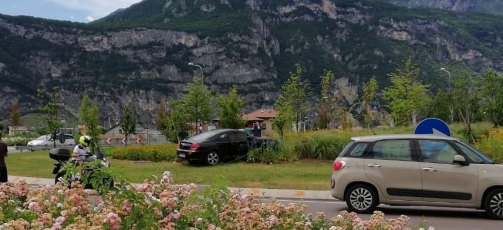 Trento, esce di strada e finisce con l'auto in mezzo alla rotatoria